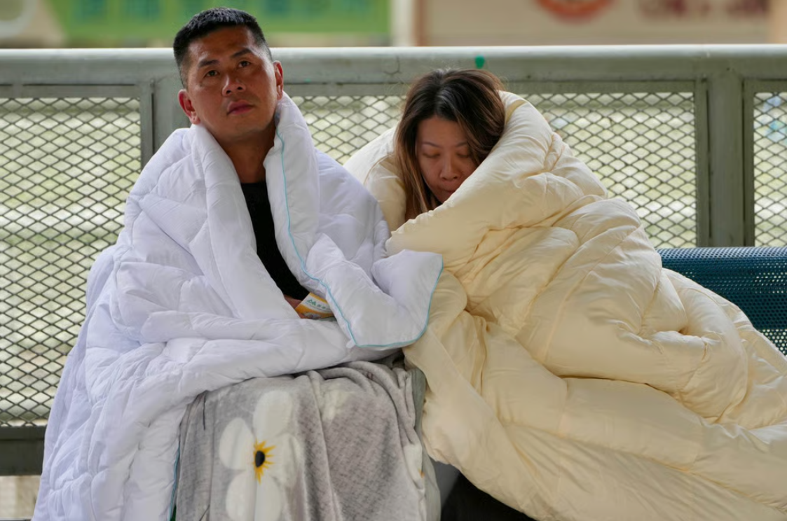 “Tôi không biết phải làm tang lễ cho mấy người”: Nỗi lòng nghẹn ngào của người thân đang hoảng loạn tìm kiếm nạn nhân vụ cháy chung cư Hong Kong (Trung Quốc)- Ảnh 4. “Tôi không biết phải làm tang lễ cho mấy người”: Nỗi lòng nghẹn ngào của người thân đang hoảng loạn tìm kiếm nạn nhân vụ cháy chung cư Hong Kong (Trung Quốc)- Ảnh 4.