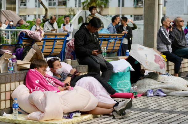 &ldquo;T&ocirc;i kh&ocirc;ng biết phải l&agrave;m tang lễ cho mấy người&rdquo;: Nỗi l&ograve;ng nghẹn ng&agrave;o của người th&acirc;n đang hoảng loạn t&igrave;m kiếm nạn nh&acirc;n vụ ch&aacute;y chung cư Hong Kong (Trung Quốc)- Ảnh 6.