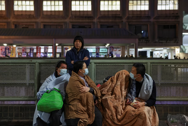 “Không còn gì cả”: Người dân Hong Kong (Trung Quốc) khốn khổ vì hỏa hoạn, hàng ngàn người lâm vào cảnh màn trời chiếu đất- Ảnh 3. “Không còn gì cả”: Người dân Hong Kong (Trung Quốc) khốn khổ vì hỏa hoạn, hàng ngàn người lâm vào cảnh màn trời chiếu đất- Ảnh 3.