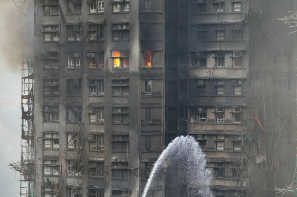 Hỏa hoạn tại 8 t&ograve;a nh&agrave; chung cư Hong Kong (Trung Quốc) sang ng&agrave;y thứ 2: 55 người tử vong, 55 người được giải cứu- Ảnh 1.