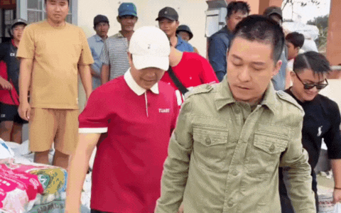 Tuấn Hưng lộ rõ nét mặt buồn sau khi mẹ qua đời, trực tiếp cứu trợ bà con vùng lũ- Ảnh 1.