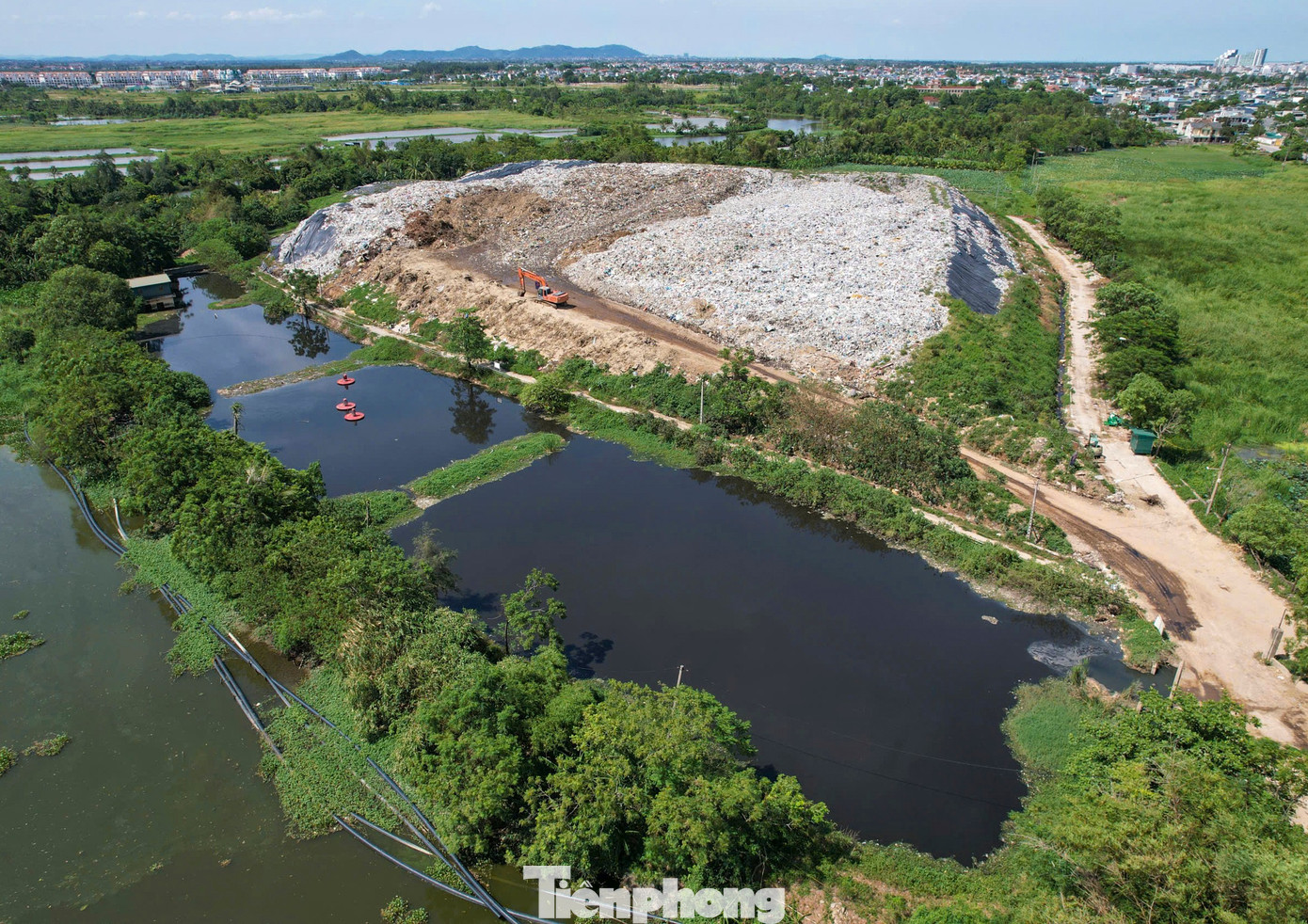 Núi rác ‘án ngữ’ khu du lịch biển Sầm Sơn- Ảnh 1.