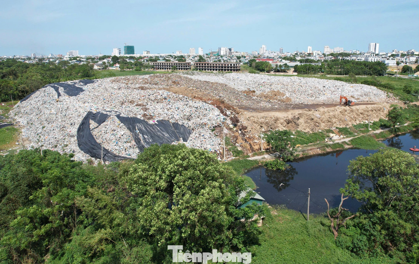 Núi rác ‘án ngữ’ khu du lịch biển Sầm Sơn- Ảnh 2.