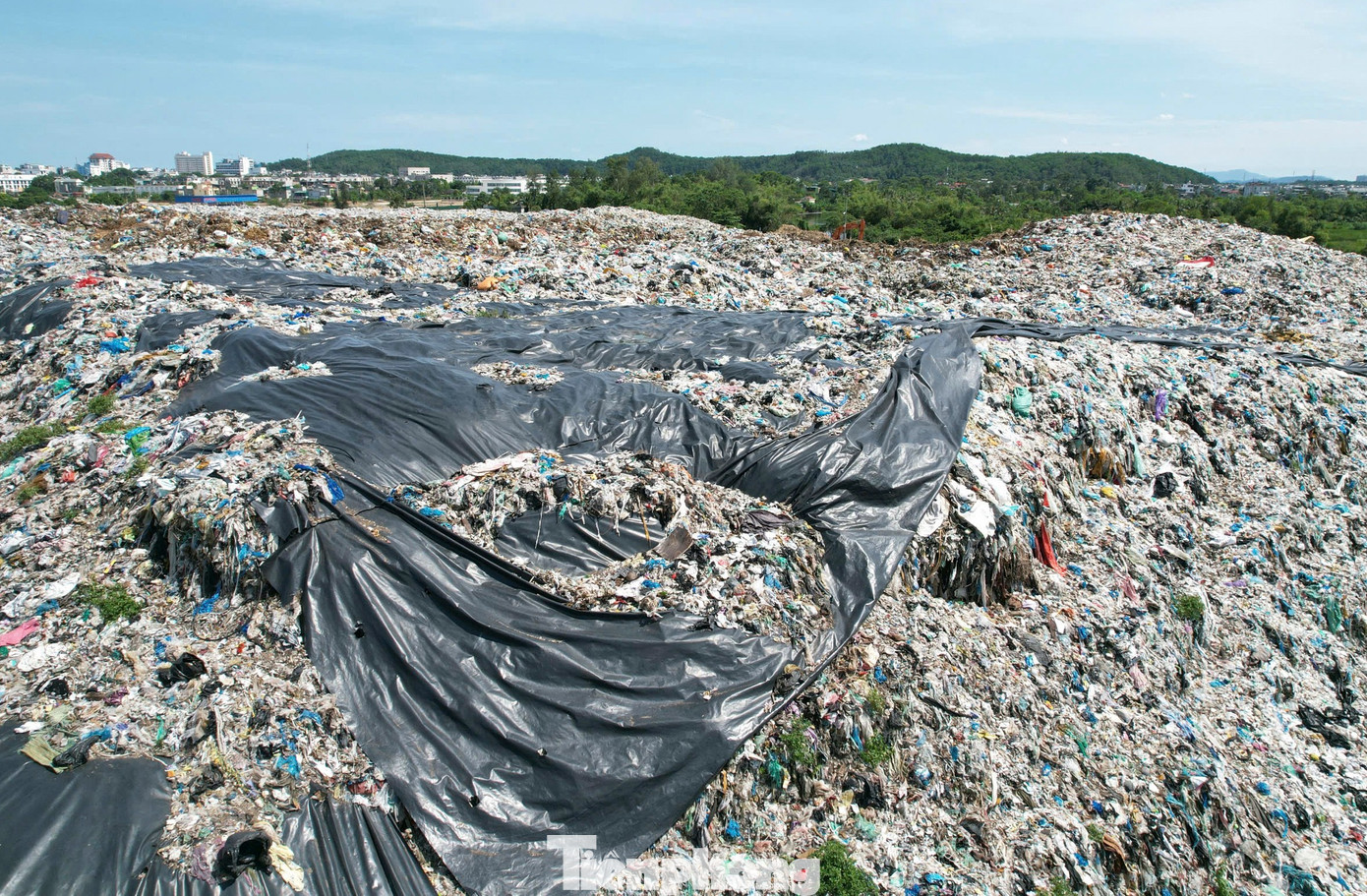 Núi rác ‘án ngữ’ khu du lịch biển Sầm Sơn- Ảnh 3.