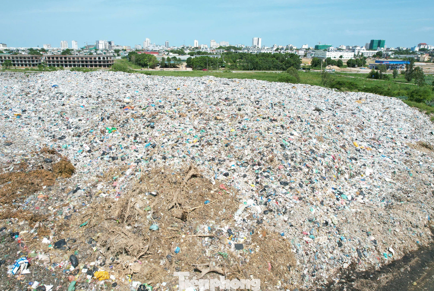 Núi rác ‘án ngữ’ khu du lịch biển Sầm Sơn- Ảnh 4.