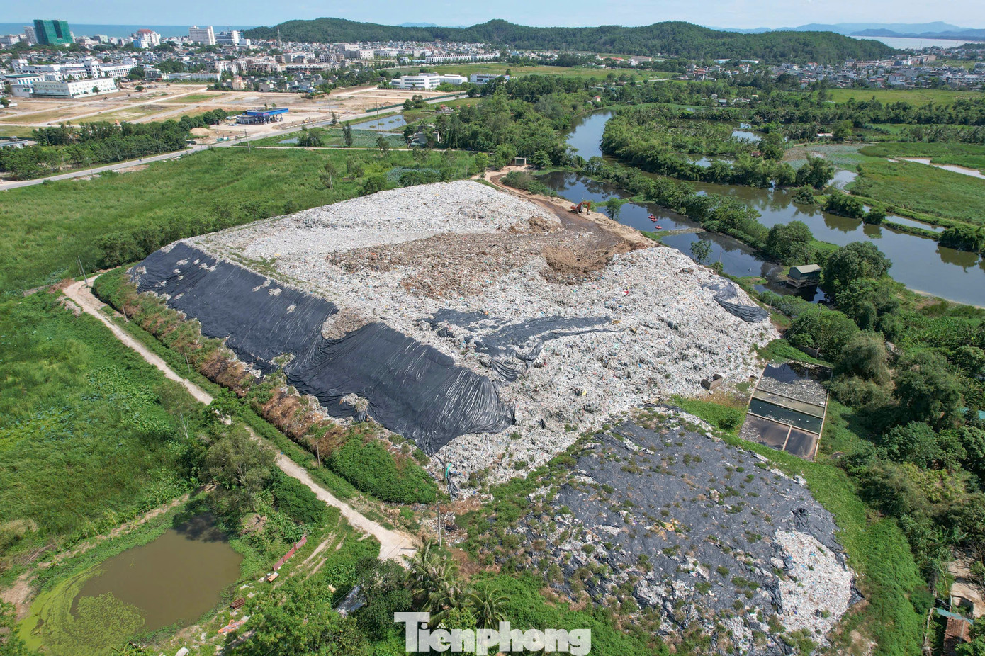 Núi rác ‘án ngữ’ khu du lịch biển Sầm Sơn- Ảnh 6.