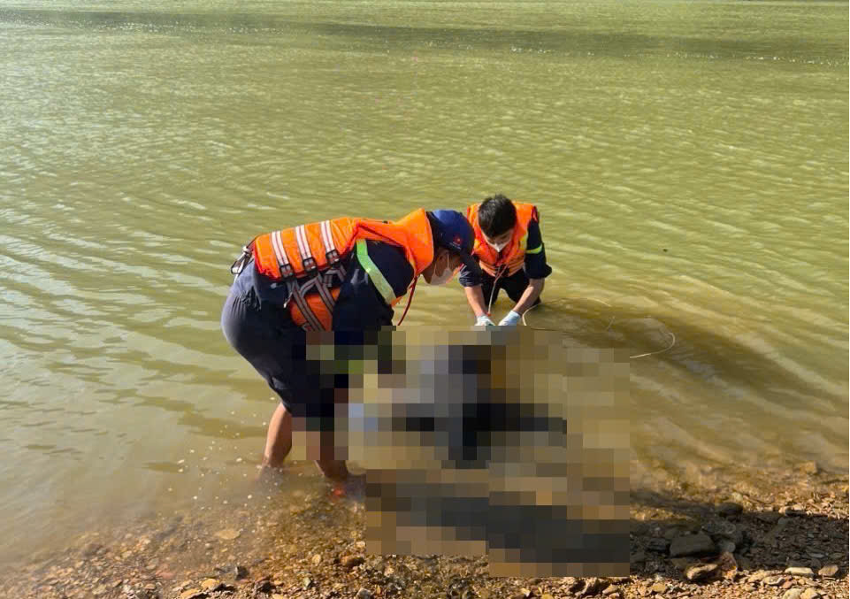 Tìm thấy thi thể Chánh văn phòng Đảng ủy xã ở Thanh Hóa cách hiện trường 25 km- Ảnh 1. Tìm thấy thi thể Chánh văn phòng Đảng ủy xã ở Thanh Hóa cách hiện trường 25 km- Ảnh 1.