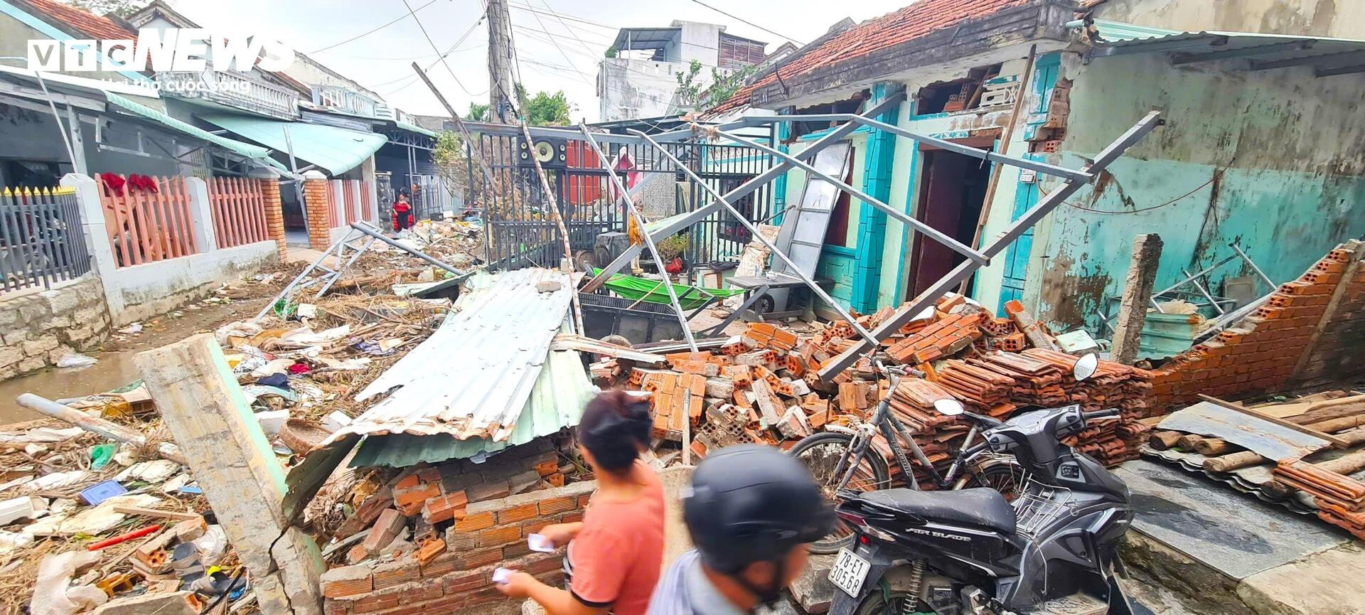 Khung cảnh hoang tàn, nhếch nhác tại vùng trũng nhất ở Tuy Hòa sau lũ dữ- Ảnh 5.