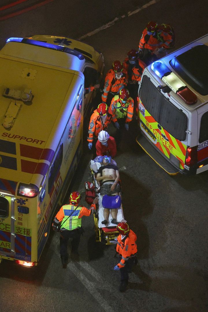 'Làm ơn cứu chúng tôi': Ám ảnh cuộc gọi cuối cùng của nạn nhân cháy chung cư Hong Kong- Ảnh 1.