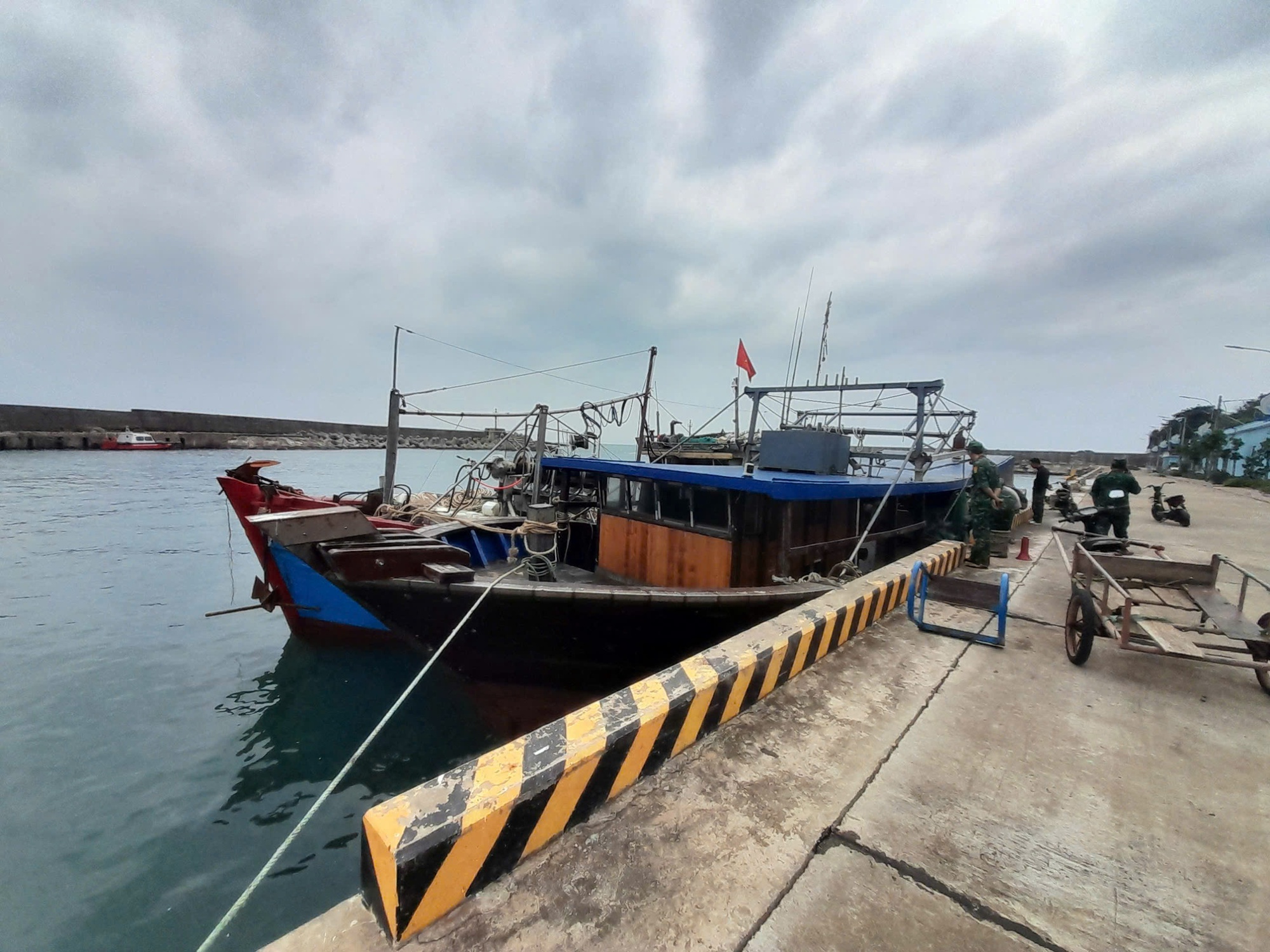 Ngư dân tiếp cận chiếc "tàu ma" trôi dạt trên biển- Ảnh 1.