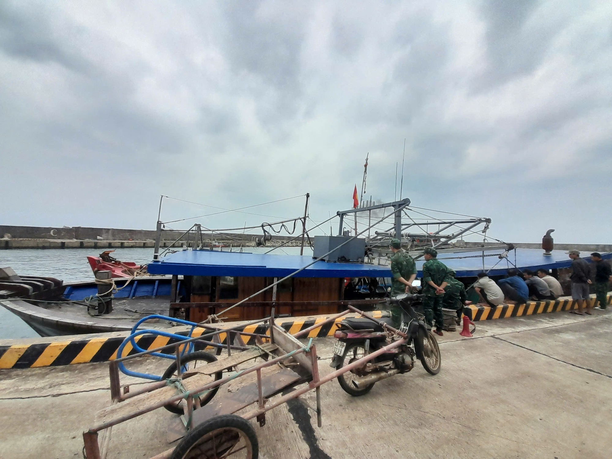 Ngư dân tiếp cận chiếc "tàu ma" trôi dạt trên biển- Ảnh 2.