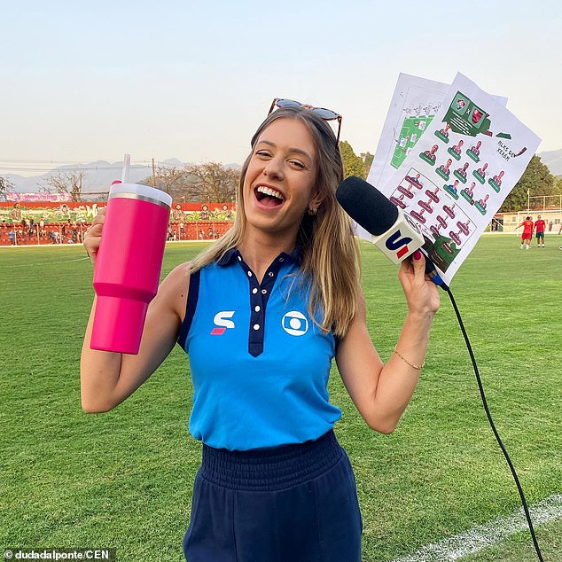 Nữ phóng viên xinh đẹp liên tục bị CĐV giật tóc khi đang dẫn bản tin truyền hình trực tiếp gây phẫn nộ- Ảnh 2. Nữ phóng viên xinh đẹp liên tục bị CĐV giật tóc khi đang dẫn bản tin truyền hình trực tiếp gây phẫn nộ- Ảnh 2.