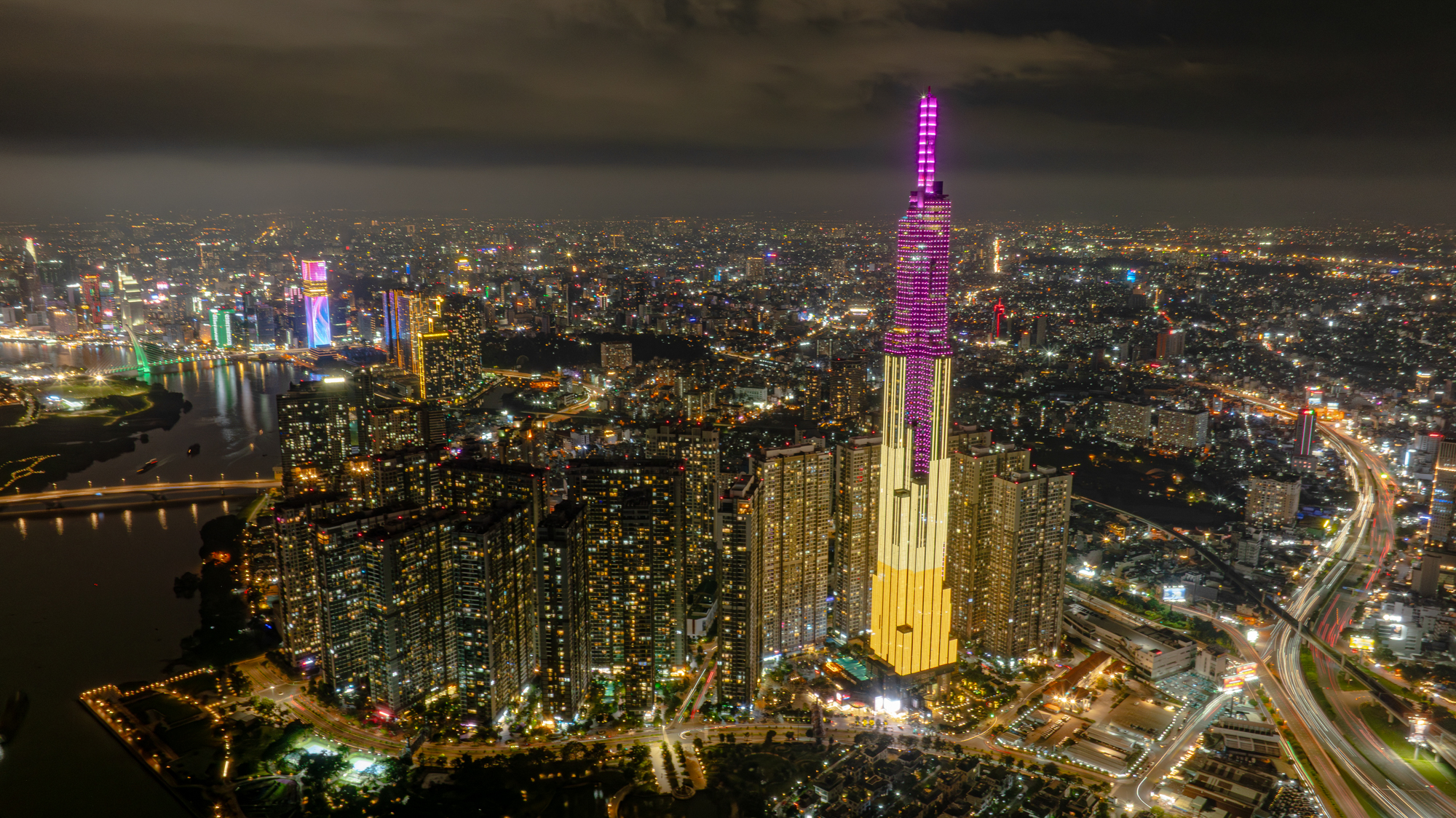 Cảnh trái ngược ở 2 tòa tháp biểu tượng ở TP.HCM: Nơi kín chỗ, nơi đìu hiu- Ảnh 12.