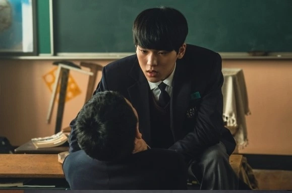 Không tin nổi: Giáo viên bắt học sinh quỳ giữa trời lạnh vì "không dọn vệ sinh", mỗi người bị tát 5 lần mới được vào KTX- Ảnh 2. Không tin nổi: Giáo viên bắt học sinh quỳ giữa trời lạnh vì "không dọn vệ sinh", mỗi người bị tát 5 lần mới được vào KTX- Ảnh 2.