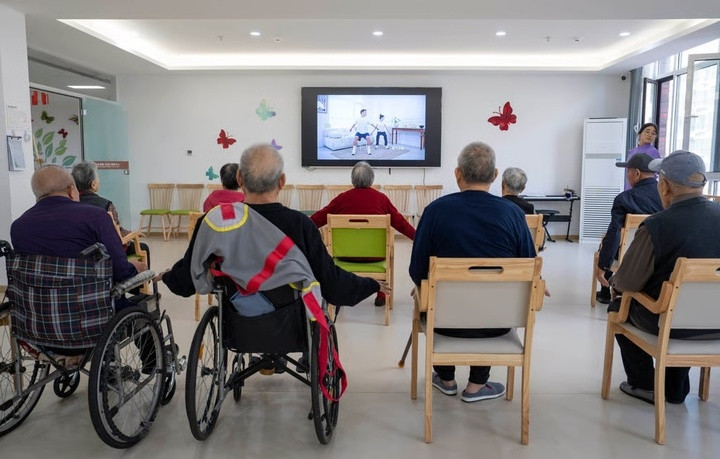 Con đẻ không chăm, cụ bà tuyển con gái nuôi, hứa tặng nhà và trả lương tháng- Ảnh 2.