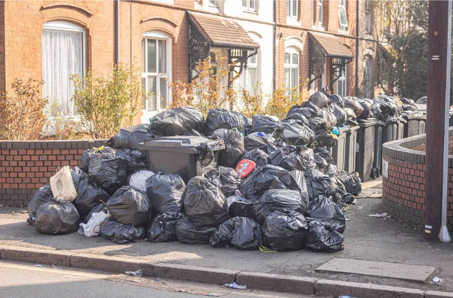 Nhân viên vệ sinh đình công, thành phố Birmingham (Anh) ngập trong rác- Ảnh 1. Nhân viên vệ sinh đình công, thành phố Birmingham (Anh) ngập trong rác- Ảnh 1.