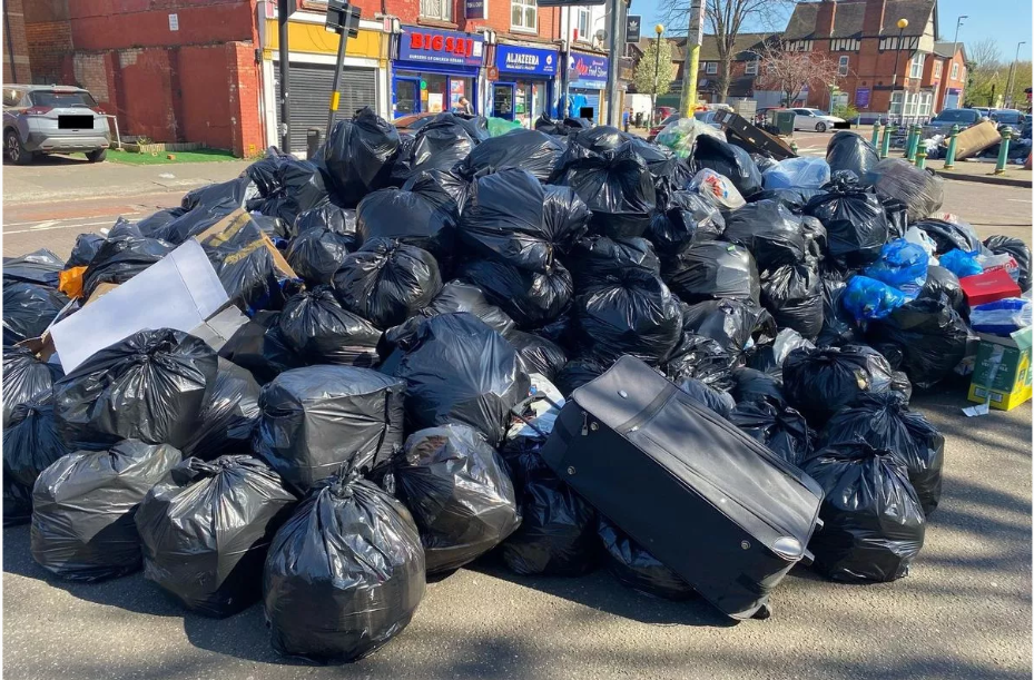 Nhân viên vệ sinh đình công, thành phố Birmingham (Anh) ngập trong rác- Ảnh 2. Nhân viên vệ sinh đình công, thành phố Birmingham (Anh) ngập trong rác- Ảnh 2.