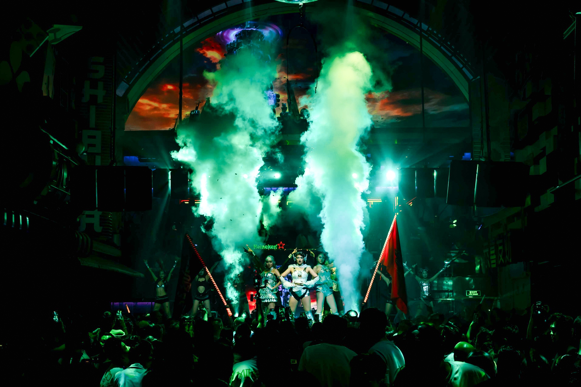 Giới trẻ TP. Hồ Chí Minh đổ xô check-in điểm đến tiệc tùng mới toanh: Không gian sang xịn, mở màn đêm tiệc cực cool!- Ảnh 2.