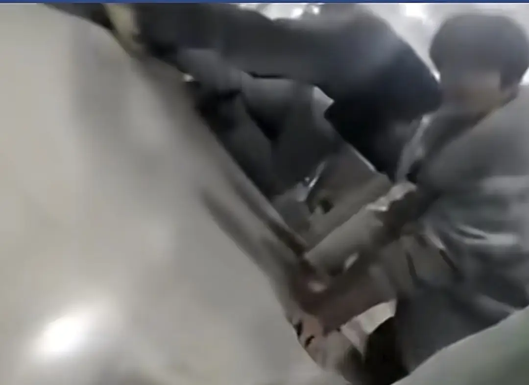 Không tin nổi: Giáo viên bắt học sinh quỳ giữa trời lạnh vì "không dọn vệ sinh", mỗi người bị tát 5 lần mới được vào KTX- Ảnh 1. Không tin nổi: Giáo viên bắt học sinh quỳ giữa trời lạnh vì "không dọn vệ sinh", mỗi người bị tát 5 lần mới được vào KTX- Ảnh 1.