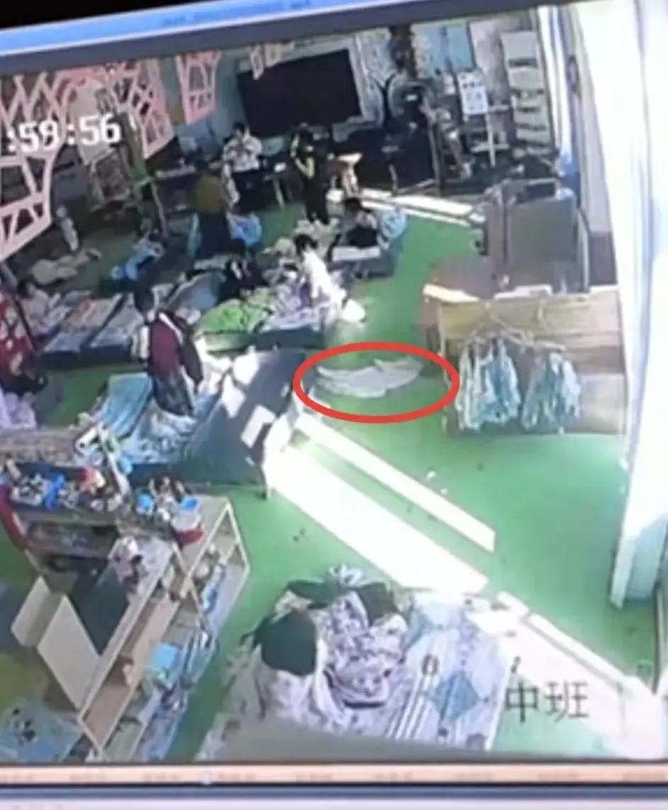 Bé trai 5 tuổi đi học về toàn nói lời lạ lùng, bố âm thầm đặt máy ghi âm trong túi con và phát hiện sự thật chấn động- Ảnh 2.