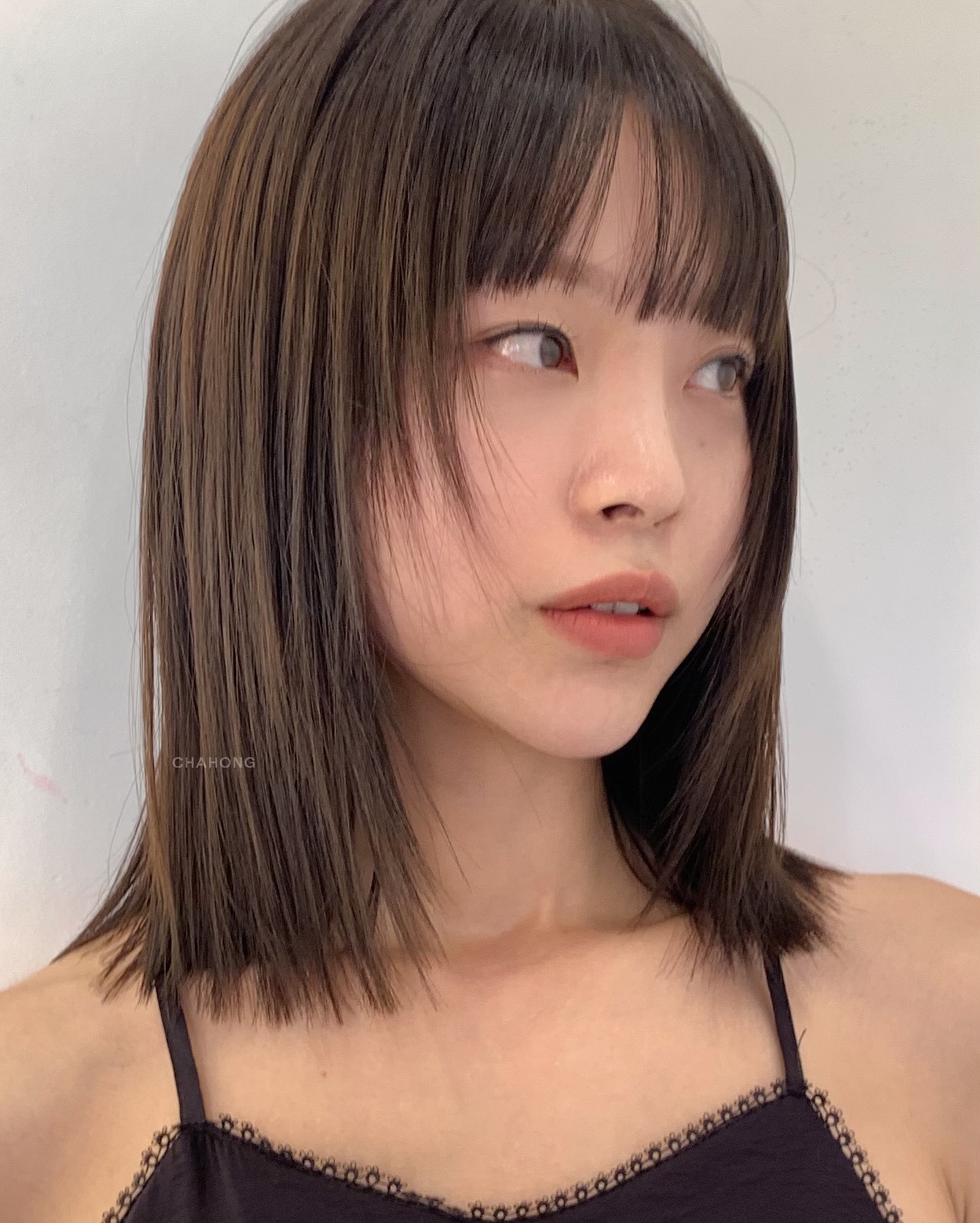 Tóc suôn thẳng soán ngôi tóc xoăn với 5 kiểu hot nhất đông này: Siêu trẻ, sang trọng và dễ chăm sóc- Ảnh 5. Tóc suôn thẳng soán ngôi tóc xoăn với 5 kiểu hot nhất đông này: Siêu trẻ, sang trọng và dễ chăm sóc- Ảnh 5.