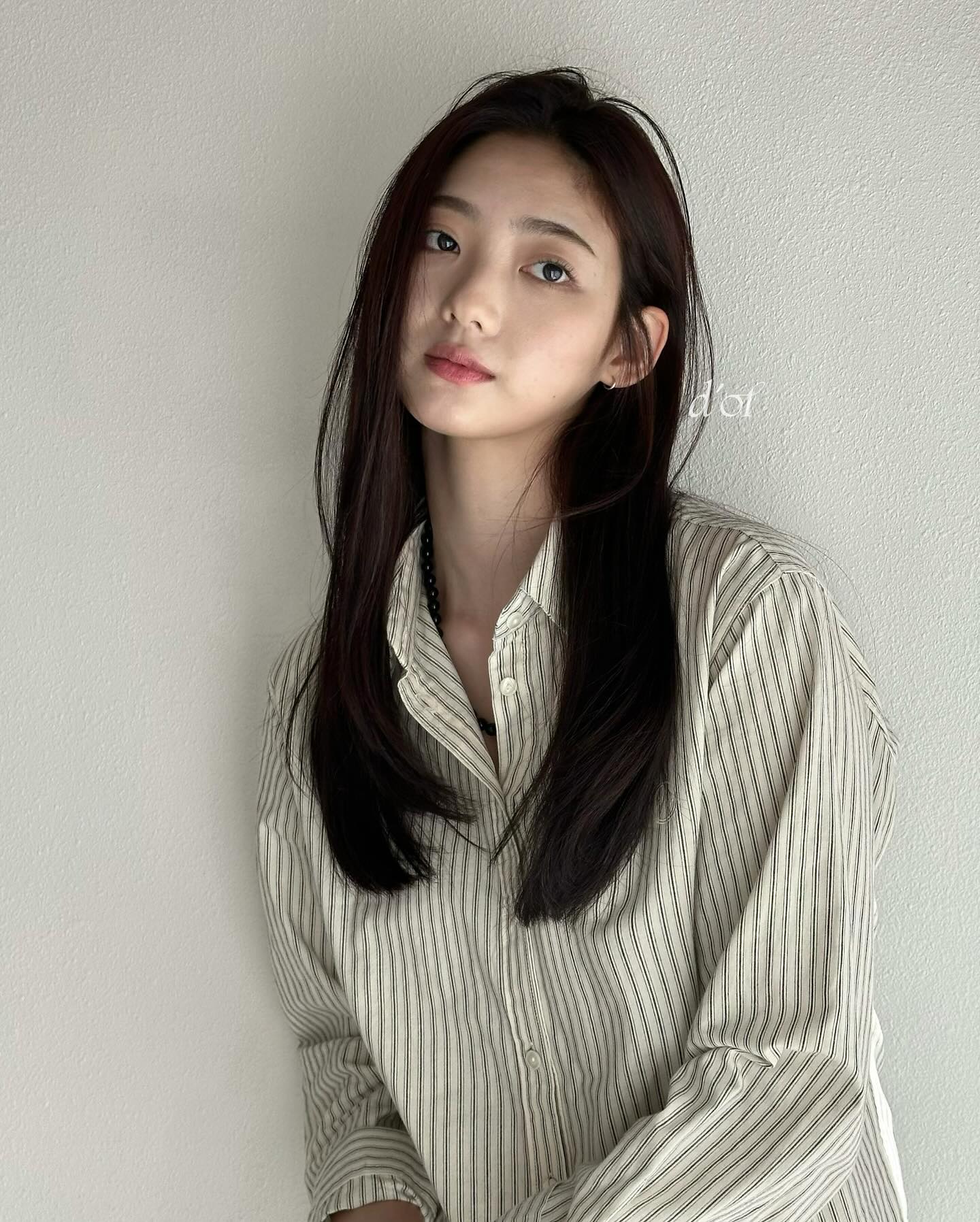 Tóc suôn thẳng soán ngôi tóc xoăn với 5 kiểu hot nhất đông này: Siêu trẻ, sang trọng và dễ chăm sóc- Ảnh 10. Tóc suôn thẳng soán ngôi tóc xoăn với 5 kiểu hot nhất đông này: Siêu trẻ, sang trọng và dễ chăm sóc- Ảnh 10.