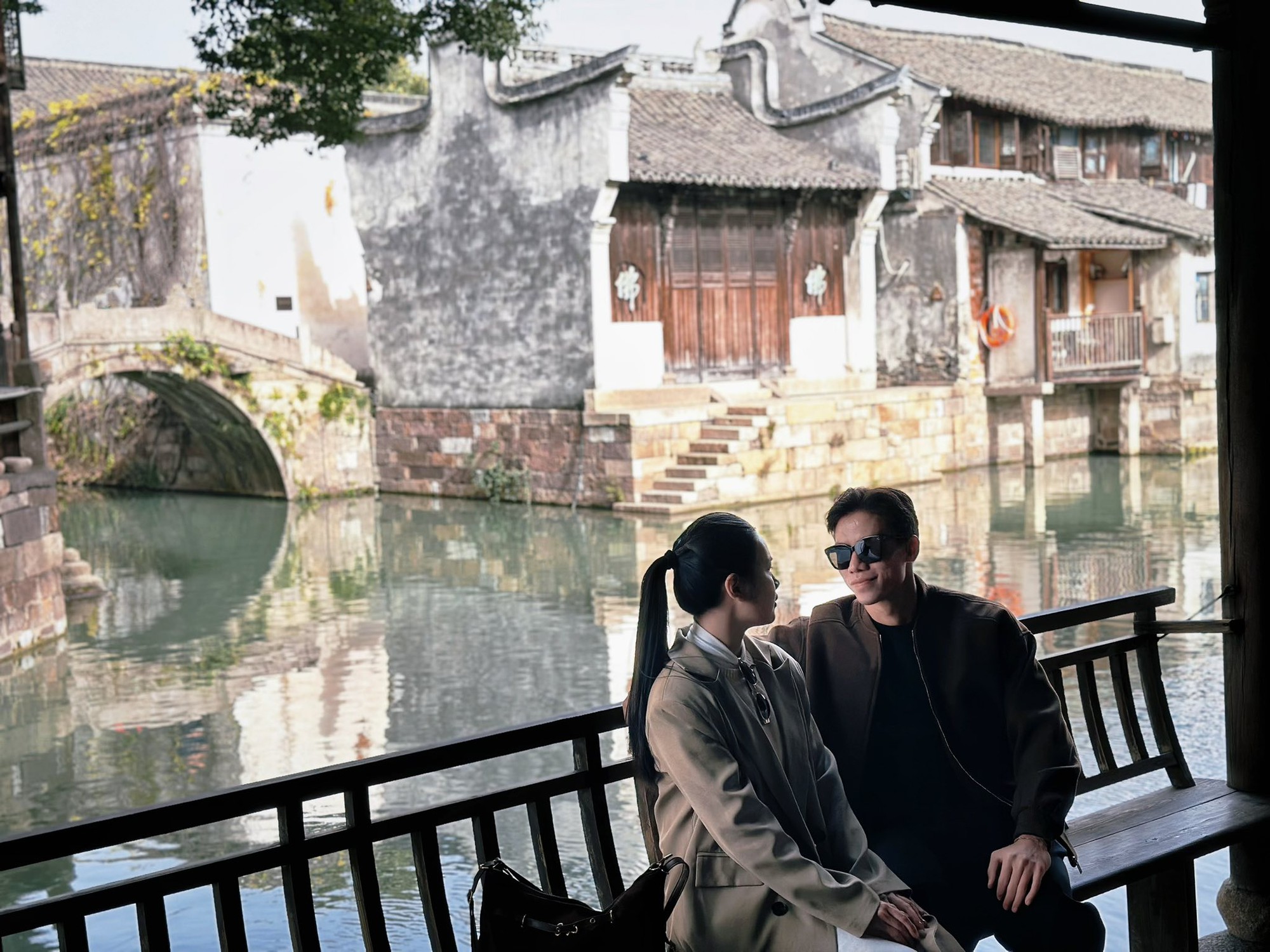 Đội trưởng tuyển Việt Nam đưa Hoa khôi ĐH Vinh đi du lịch mà ngỡ đóng phim ngôn tình, khung hình nào cũng Đội trưởng tuyển Việt Nam đưa Hoa khôi ĐH Vinh đi du lịch mà ngỡ đóng phim ngôn tình, khung hình nào cũng