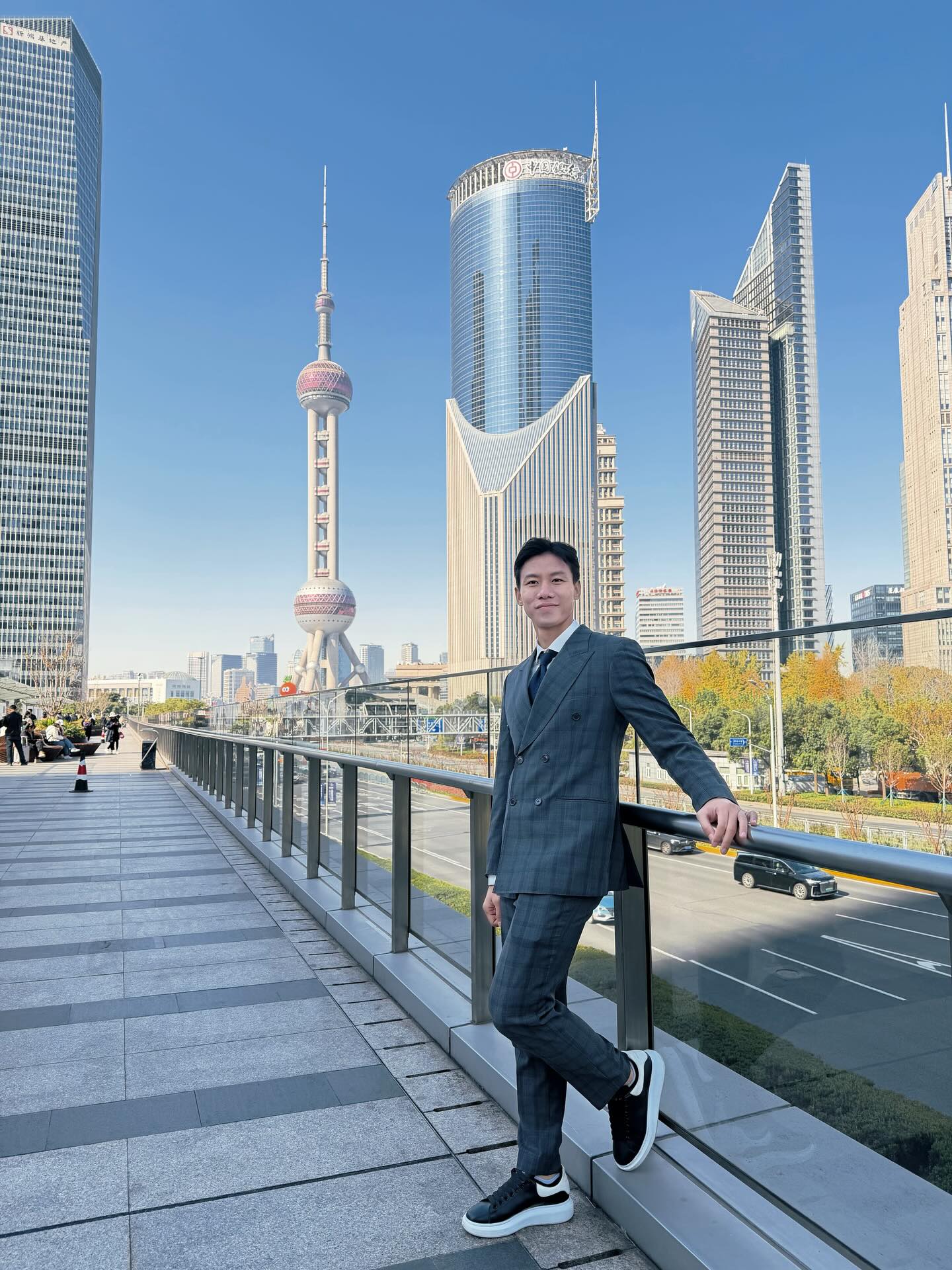 Đội trưởng tuyển Việt Nam đưa Hoa khôi ĐH Vinh đi du lịch mà ngỡ đóng phim ngôn tình, khung hình nào cũng Đội trưởng tuyển Việt Nam đưa Hoa khôi ĐH Vinh đi du lịch mà ngỡ đóng phim ngôn tình, khung hình nào cũng