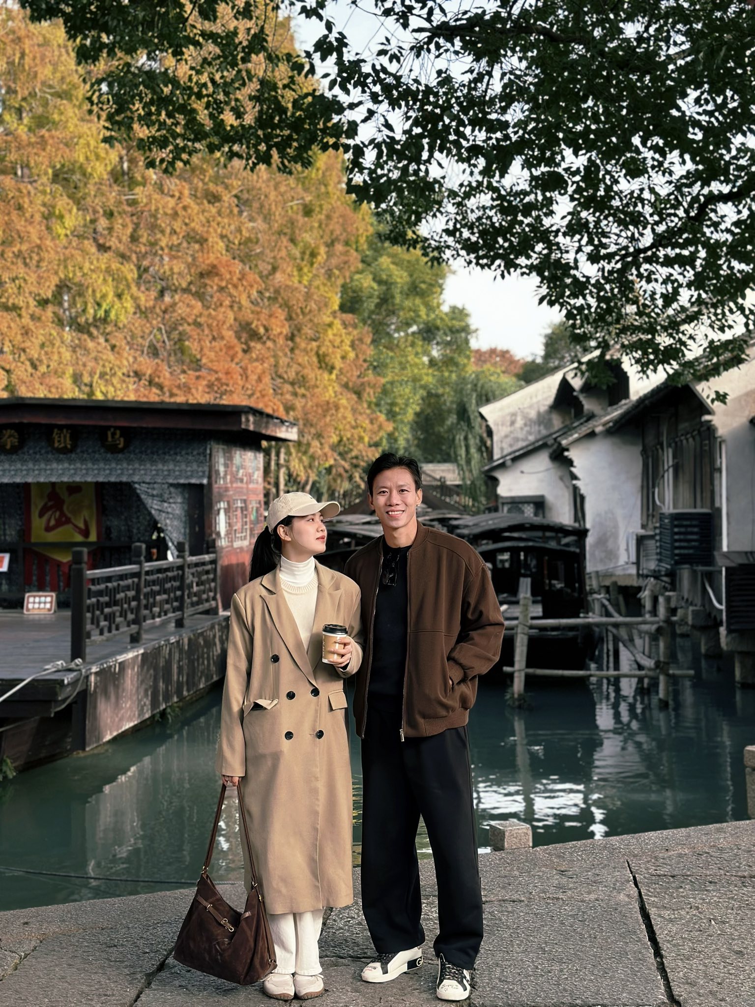 Đội trưởng tuyển Việt Nam đưa Hoa khôi ĐH Vinh đi du lịch mà ngỡ đóng phim ngôn tình, khung hình nào cũng Đội trưởng tuyển Việt Nam đưa Hoa khôi ĐH Vinh đi du lịch mà ngỡ đóng phim ngôn tình, khung hình nào cũng