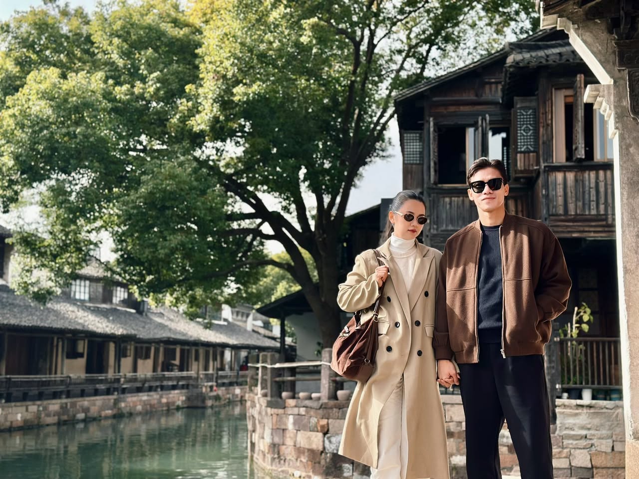 Đội trưởng tuyển Việt Nam đưa Hoa khôi ĐH Vinh đi du lịch mà ngỡ đóng phim ngôn tình, khung hình nào cũng Đội trưởng tuyển Việt Nam đưa Hoa khôi ĐH Vinh đi du lịch mà ngỡ đóng phim ngôn tình, khung hình nào cũng