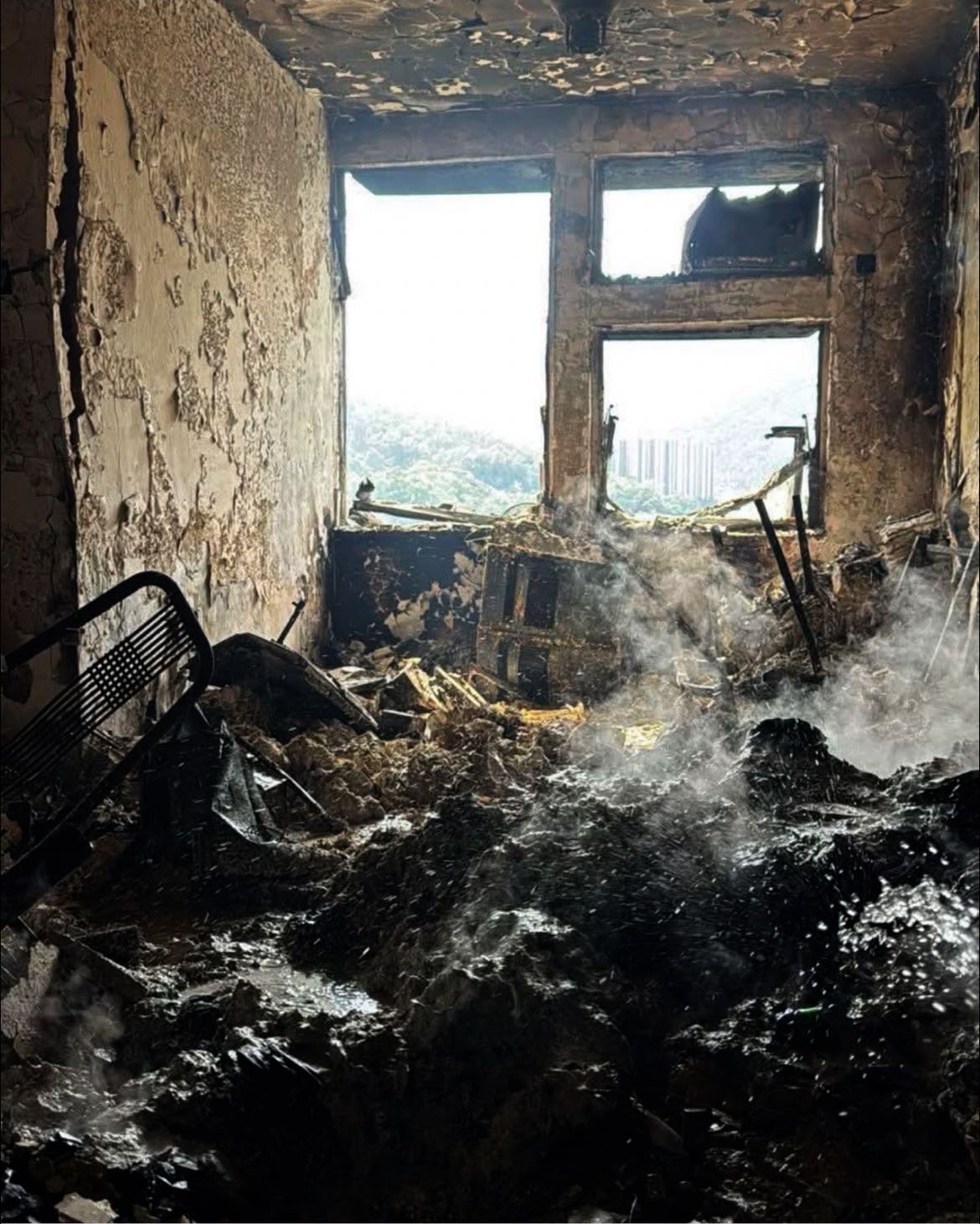 Cuộc gọi cuối cùng của cụ bà mắc kẹt trong phòng tắm tầng 27 hé lộ tình cảnh khủng khiếp trong chung cư Hong Kong (Trung Quốc) khi bị cháy- Ảnh 2.