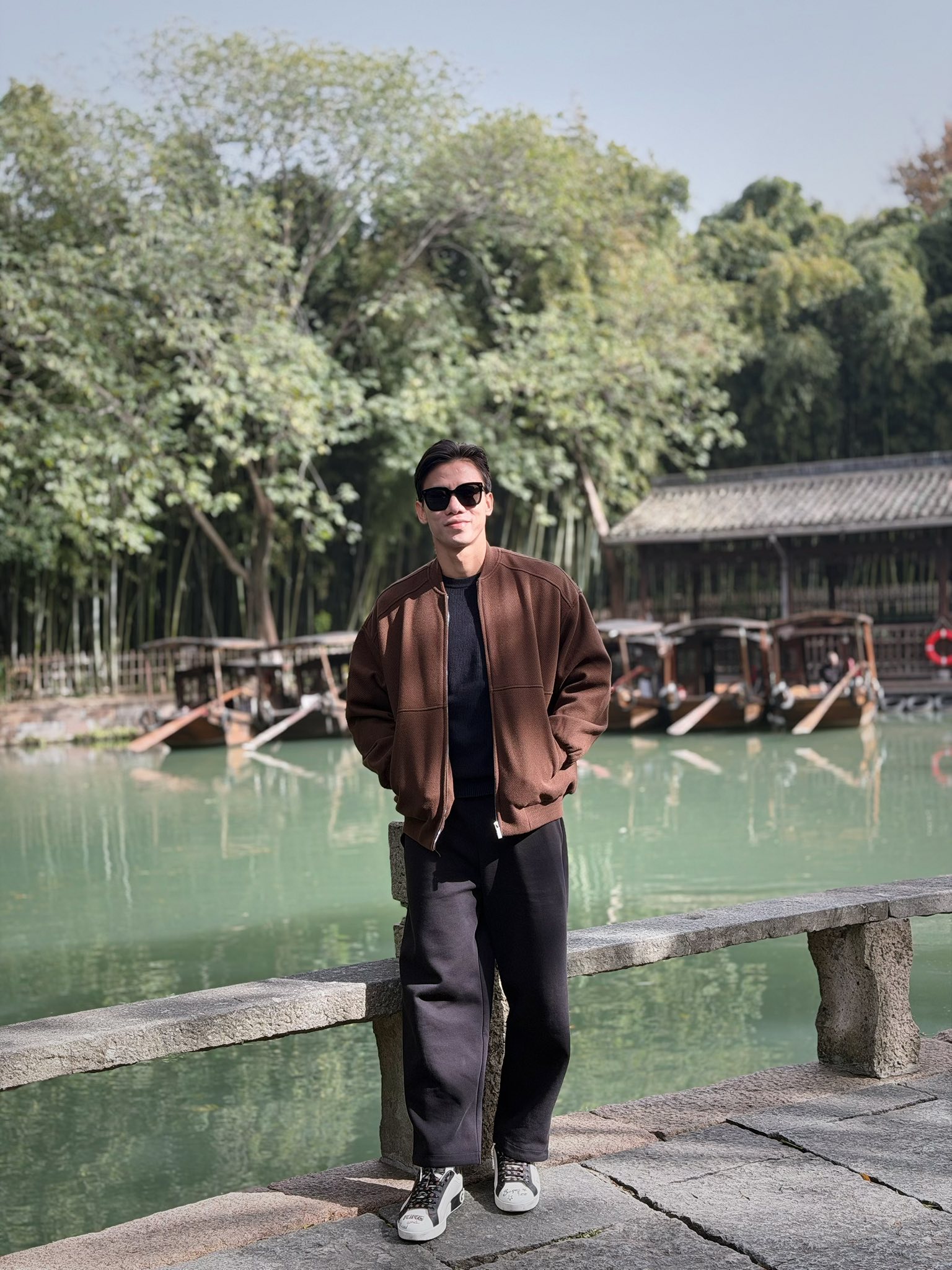 Đội trưởng tuyển Việt Nam đưa Hoa khôi ĐH Vinh đi du lịch mà ngỡ đóng phim ngôn tình, khung hình nào cũng Đội trưởng tuyển Việt Nam đưa Hoa khôi ĐH Vinh đi du lịch mà ngỡ đóng phim ngôn tình, khung hình nào cũng