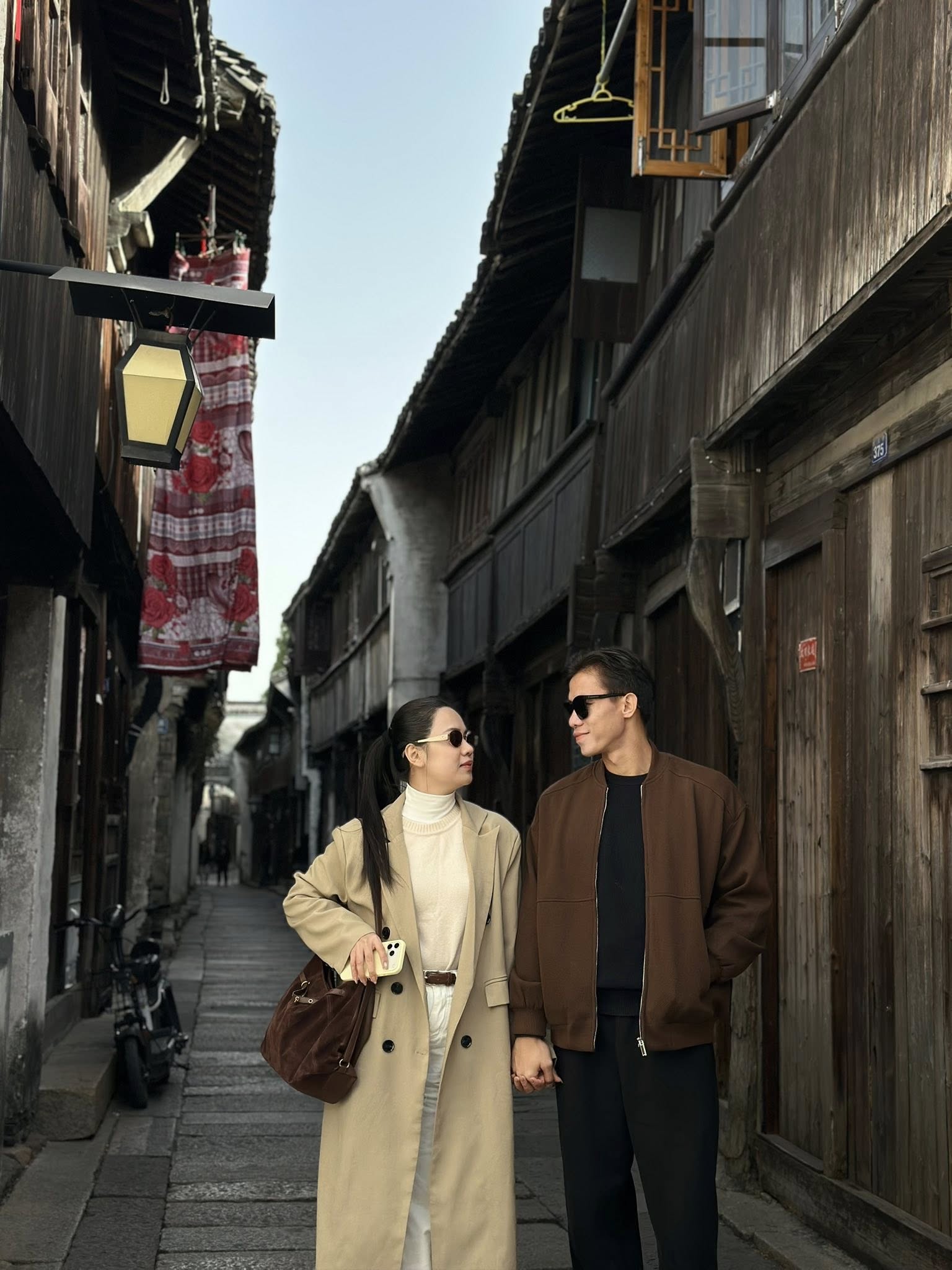 Đội trưởng tuyển Việt Nam đưa Hoa khôi ĐH Vinh đi du lịch mà ngỡ đóng phim ngôn tình, khung hình nào cũng Đội trưởng tuyển Việt Nam đưa Hoa khôi ĐH Vinh đi du lịch mà ngỡ đóng phim ngôn tình, khung hình nào cũng