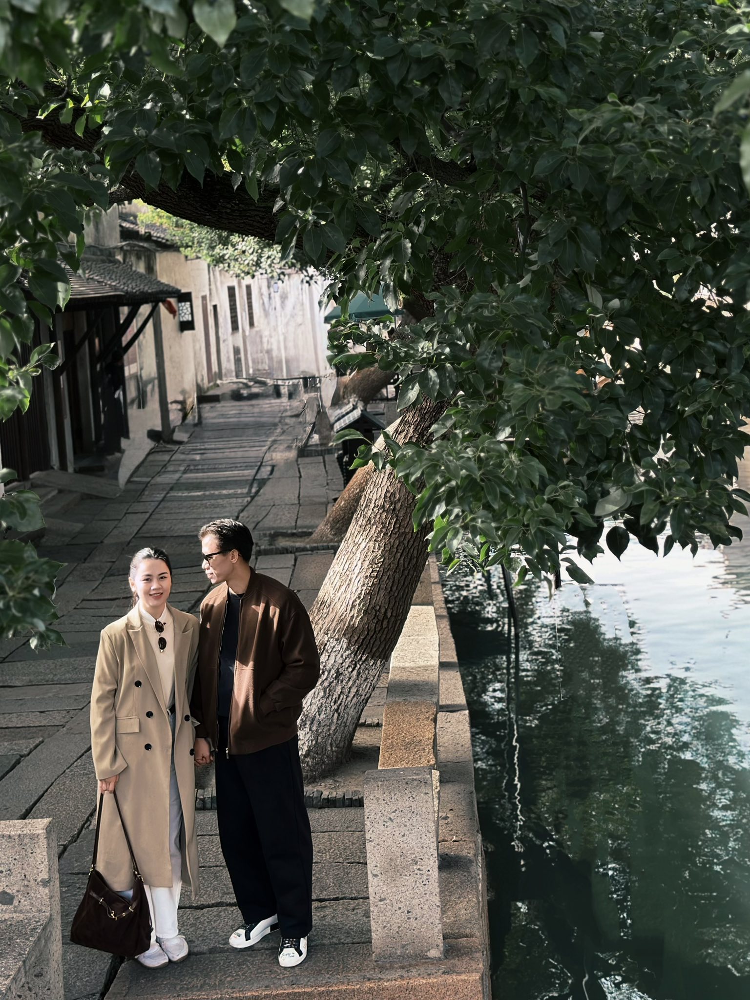 Đội trưởng tuyển Việt Nam đưa Hoa khôi ĐH Vinh đi du lịch mà ngỡ đóng phim ngôn tình, khung hình nào cũng Đội trưởng tuyển Việt Nam đưa Hoa khôi ĐH Vinh đi du lịch mà ngỡ đóng phim ngôn tình, khung hình nào cũng