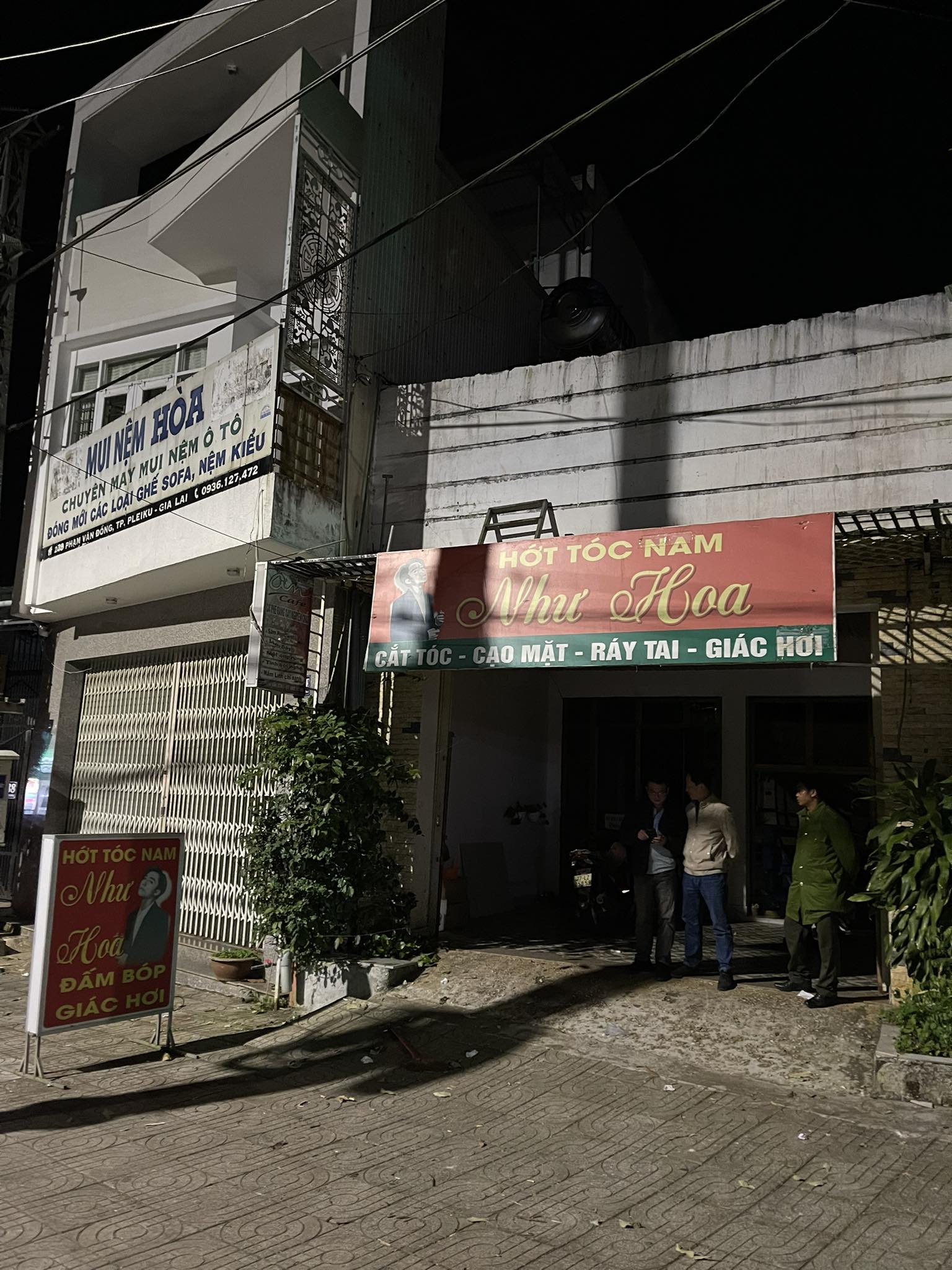 Hé lộ "bí mật" bên trong tiệm cắt tóc Kim Hoa lúc 19h30- Ảnh 1.