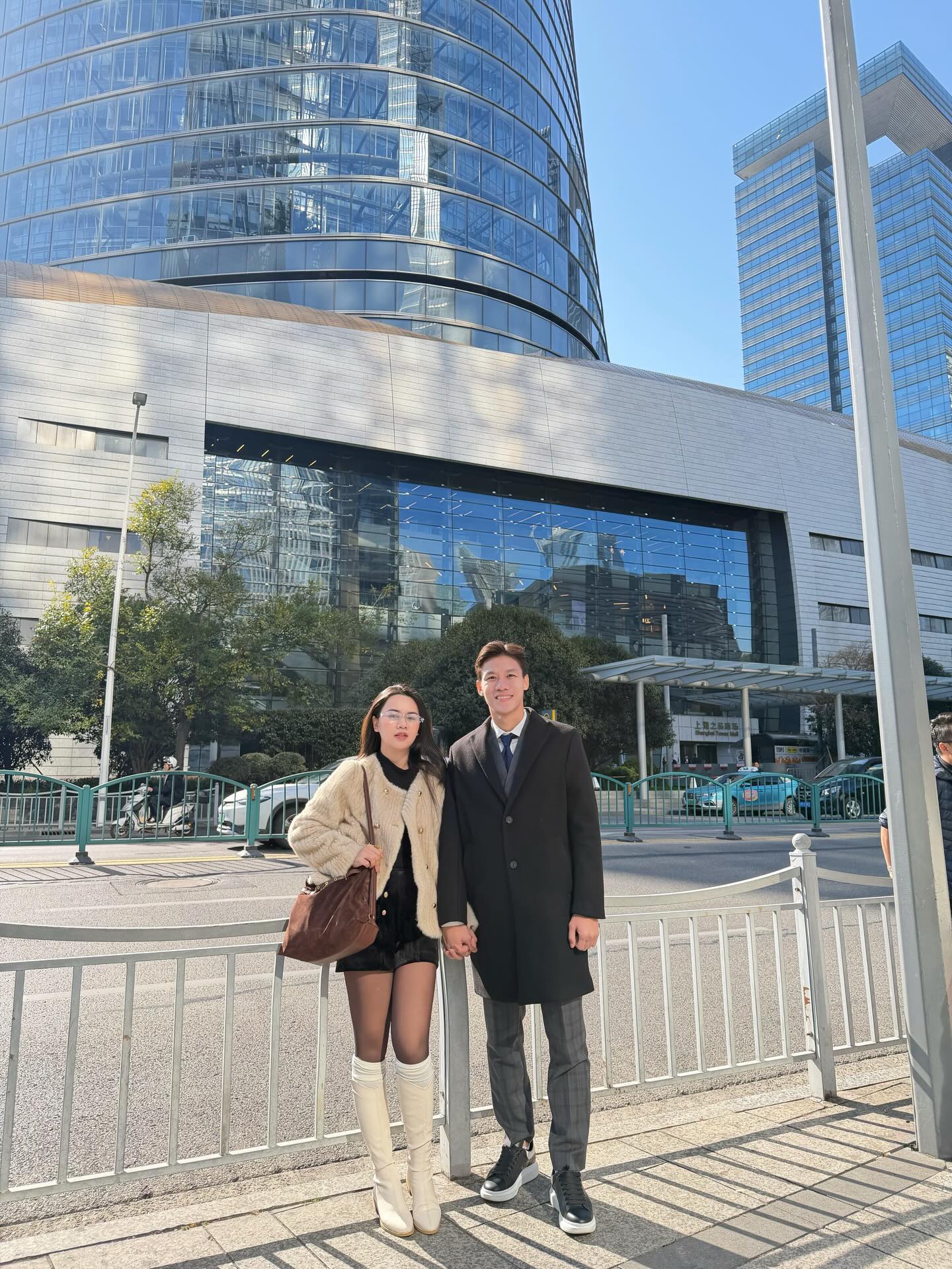 Đội trưởng tuyển Việt Nam đưa Hoa khôi ĐH Vinh đi du lịch mà ngỡ đóng phim ngôn tình, khung hình nào cũng Đội trưởng tuyển Việt Nam đưa Hoa khôi ĐH Vinh đi du lịch mà ngỡ đóng phim ngôn tình, khung hình nào cũng