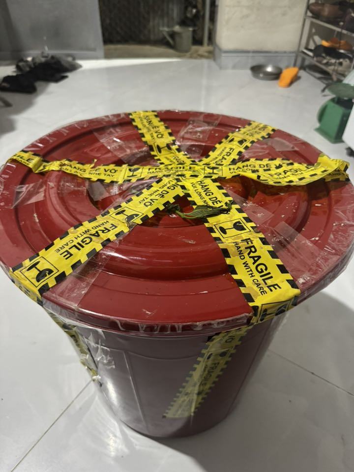 Gỡ bí mật bên trong những chiếc thùng vận chuyển từ Huế vào vùng lũ: Mỗi thùng nặng 20kg- Ảnh 5. Gỡ bí mật bên trong những chiếc thùng vận chuyển từ Huế vào vùng lũ: Mỗi thùng nặng 20kg- Ảnh 5.