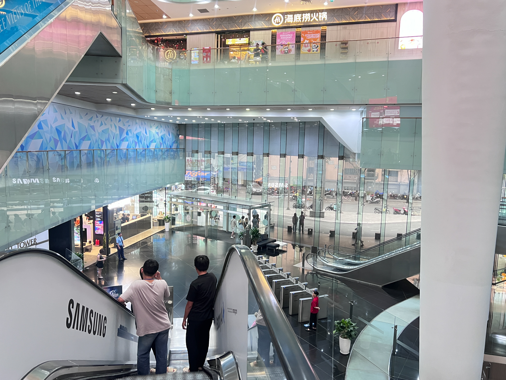 Cảnh trái ngược ở 2 tòa tháp biểu tượng ở TP.HCM: Nơi kín chỗ, nơi đìu hiu- Ảnh 6.