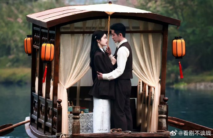 Bắt gặp cặp đôi ngôn tình hôn nhau quá dữ giữa chốn đông người: Nhà trai đẹp đỉnh, xem mà không thở nổi- Ảnh 4.