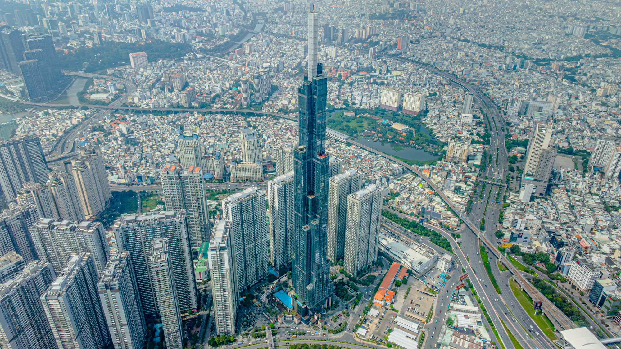 Cảnh trái ngược ở 2 tòa tháp biểu tượng ở TP.HCM: Nơi kín chỗ, nơi đìu hiu- Ảnh 8.