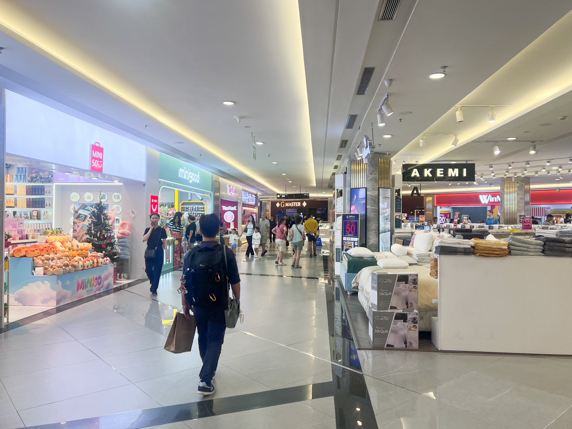 Cảnh trái ngược ở 2 tòa tháp biểu tượng ở TP.HCM: Nơi kín chỗ, nơi đìu hiu- Ảnh 9.