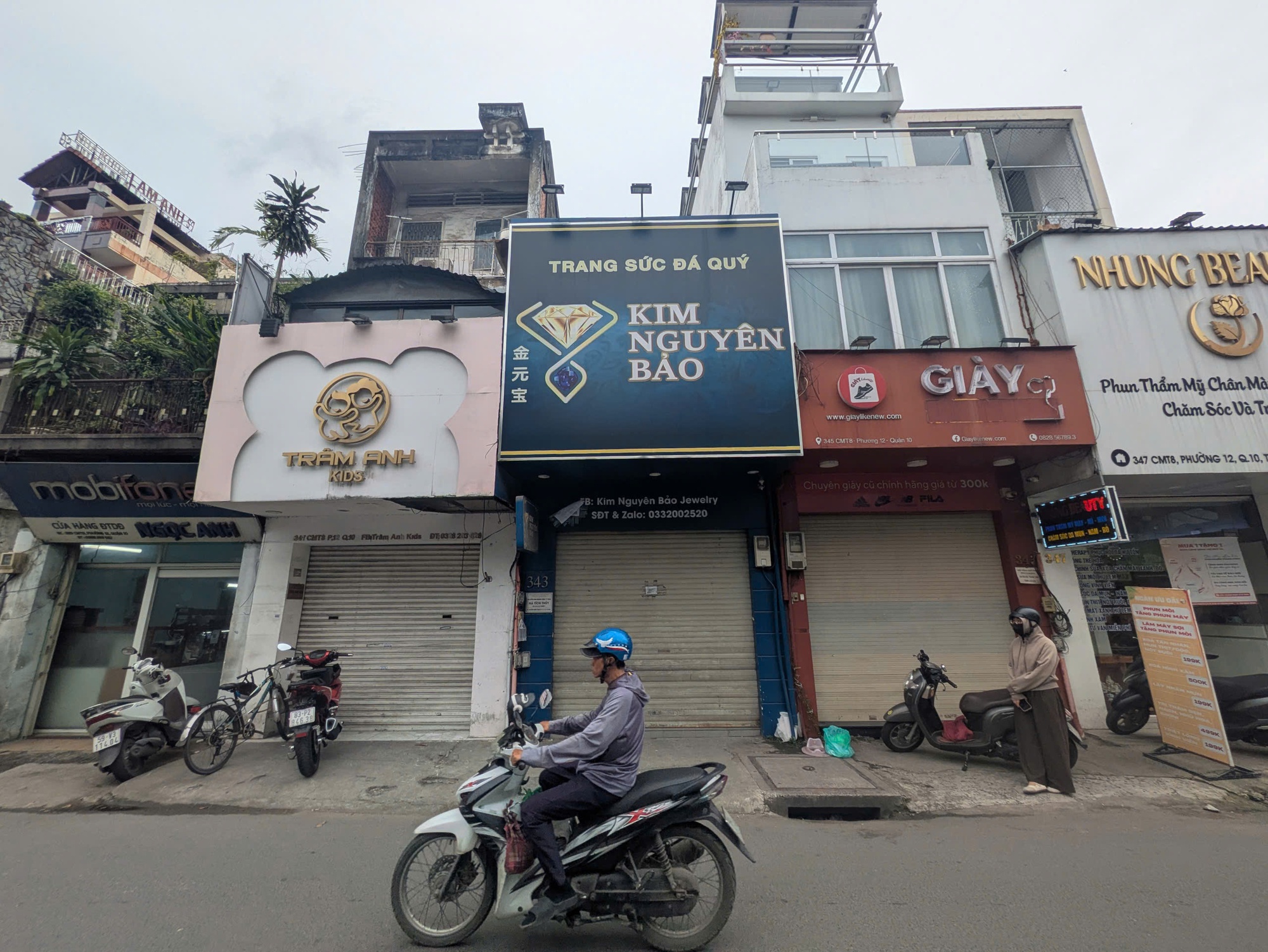 Công an TPHCM vào cuộc vụ hàng loạt khách hàng mất liên lạc với chủ tiệm vàng- Ảnh 1. Công an TPHCM vào cuộc vụ hàng loạt khách hàng mất liên lạc với chủ tiệm vàng- Ảnh 1.