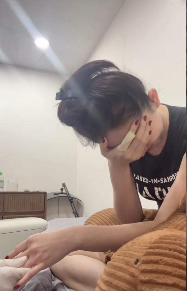 Tóc Tiên xoá hình xăm đôi với người yêu cũ- Ảnh 1. Tóc Tiên xoá hình xăm đôi với người yêu cũ- Ảnh 1.