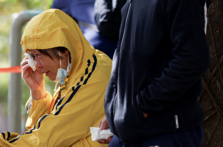 Xót xa cảnh đưa cả trăm thi thể khỏi chung cư cháy rụi ở Hong Kong- Ảnh 3.