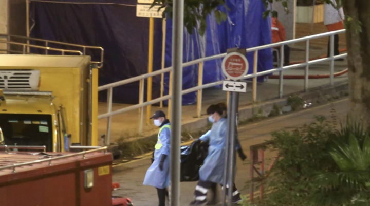 Xót xa cảnh đưa cả trăm thi thể khỏi chung cư cháy rụi ở Hong Kong- Ảnh 1.