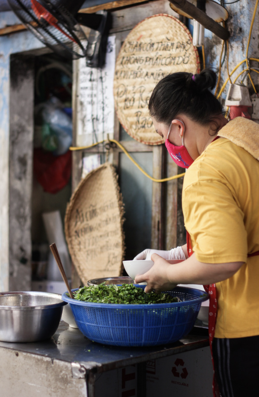 Quán phở, chả cá Hà Nội "đau đầu" vì rau đắt ngang thịt: Làm sao để không tăng giá món?- Ảnh 1. Quán phở, chả cá Hà Nội "đau đầu" vì rau đắt ngang thịt: Làm sao để không tăng giá món?- Ảnh 1.