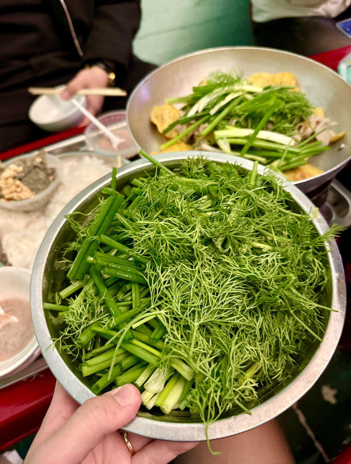 Quán phở, chả cá Hà Nội "đau đầu" vì rau đắt ngang thịt: Làm sao để không tăng giá món?- Ảnh 3. Quán phở, chả cá Hà Nội "đau đầu" vì rau đắt ngang thịt: Làm sao để không tăng giá món?- Ảnh 3.