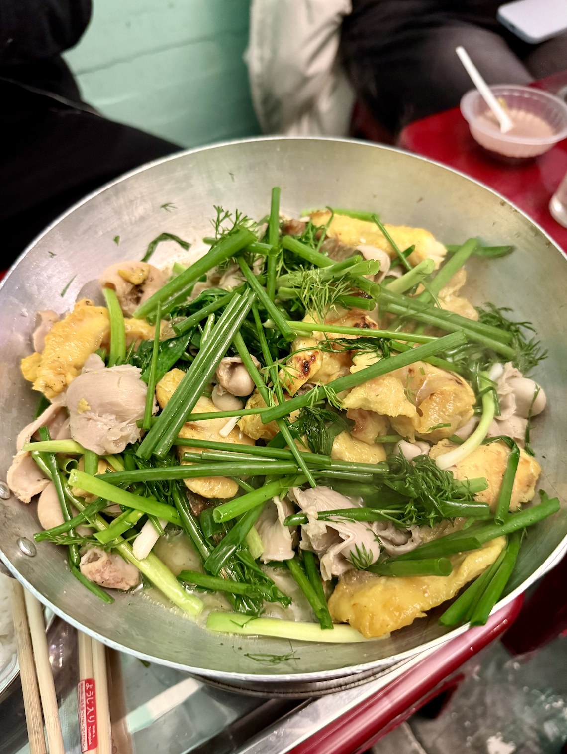 Quán phở, chả cá Hà Nội "đau đầu" vì rau đắt ngang thịt: Làm sao để không tăng giá món?- Ảnh 2. Quán phở, chả cá Hà Nội "đau đầu" vì rau đắt ngang thịt: Làm sao để không tăng giá món?- Ảnh 2.