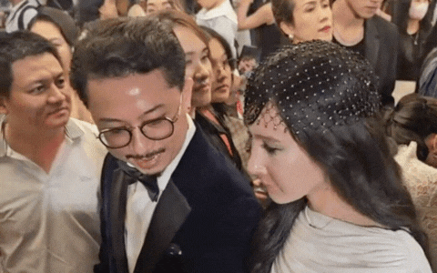 Tranh cãi chồng Lâm Vỹ Dạ để gái lạ khoác tay trên thảm đỏ- Ảnh 1. Tranh cãi chồng Lâm Vỹ Dạ để gái lạ khoác tay trên thảm đỏ- Ảnh 1.