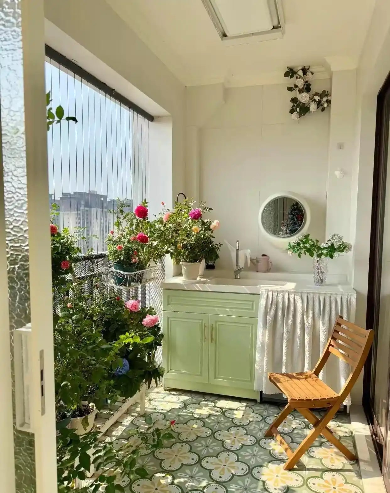 Nhiều người chê căn hộ 2 ban công bất tiện, cho tới khi thấy 2 vợ chồng trẻ ra tay- Ảnh 2.